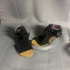 Sz 8.5 Blowfish sandals NWOT